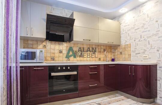 глянцевая акриловая кухня с темным низом и светлым верхом на заказ в квартиру 