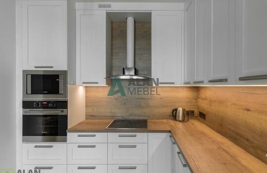 Кухня угловая с фасадами из натурального дерева, под потолок, столешница с еврозапилом 