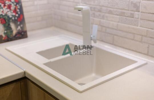 угловая акриловая кухня и ДСП под дерево в светлых отттенках и современном стиле на заказ 