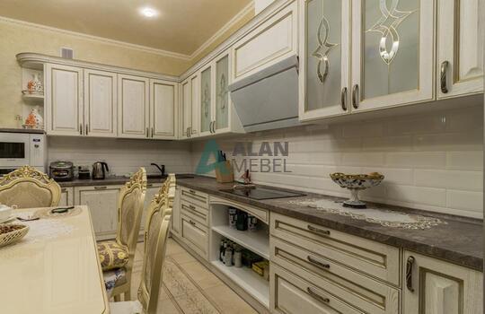 Угловая кухня из массива ясеня с патиной по индивидуальным размерам 