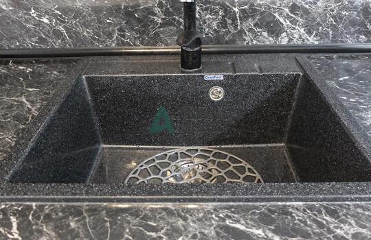 белая кухня с рамочными фасадами из МДФ со шпоном ясеня и столешницей под черный камень 