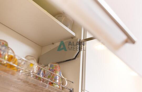 прямая встроенная кухня с глянцевыми фасадами в светлых оттенках 