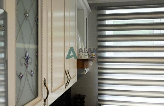 белая кухня с рамочными фасадами из МДФ со шпоном ясеня и столешницей под черный камень 