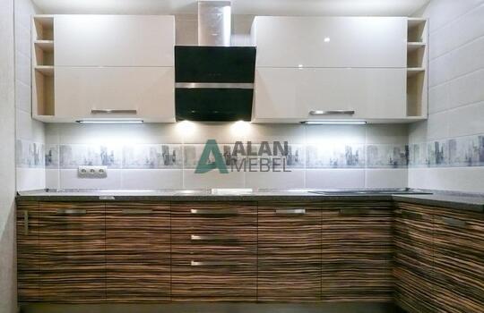 Кухня из пластика с ручками белый верх и темный низ в Минске на заказ 