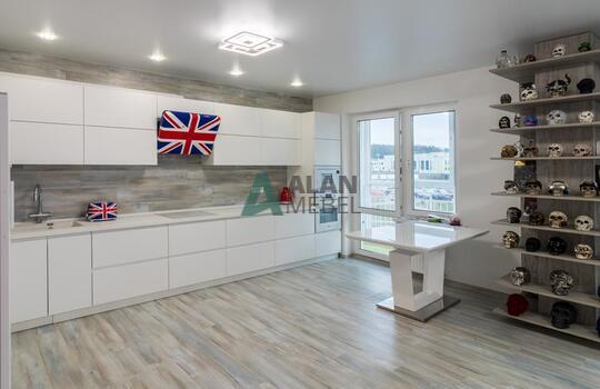 Угловая светлая кухня с матовыми фасадами из МДФ, без ручек 