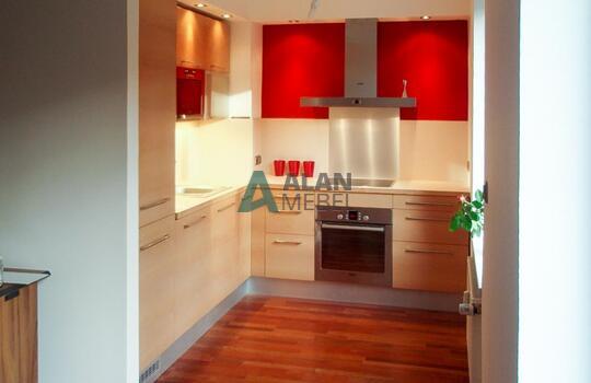 встроенная угловая кухня с фасадами из МДФ со шпоном бежевого цвета на заказ 