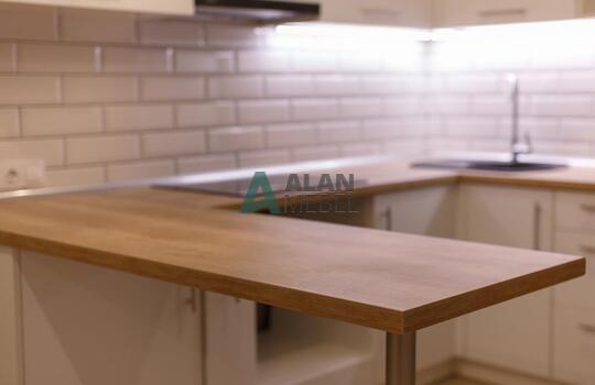 Акриловая кухня бежевого цвета с деревянной столешницей и барной стойкой на заказ 