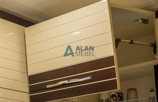 Стильная угловая кухня кухня, фасады МДФ глянцевый со вставками из натурального шпона под лаком 