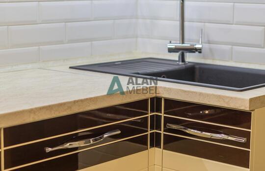 Стильная угловая кухня кухня, фасады МДФ глянцевый со вставками из натурального шпона под лаком 