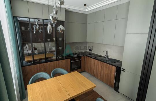 Стильная угловая кухня, фасады МДФ глянцевый со вставками из натурального шпона под лаком 