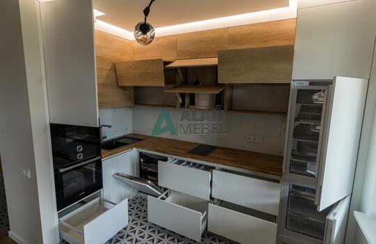 Современная угловая кухня до потолка 