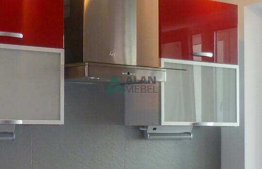 Стильная кухня с глянцевыми фасадами красного цвета в Минске 