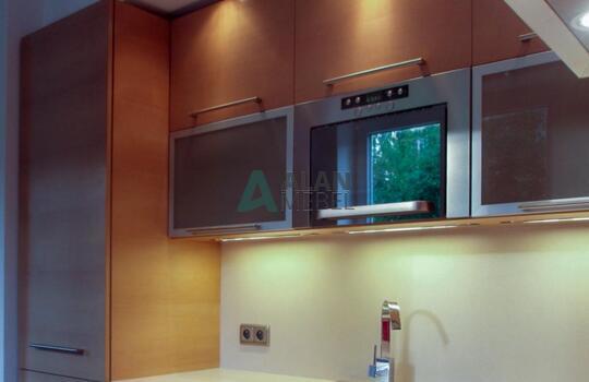 встроенная угловая кухня с фасадами из МДФ со шпоном бежевого цвета на заказ 