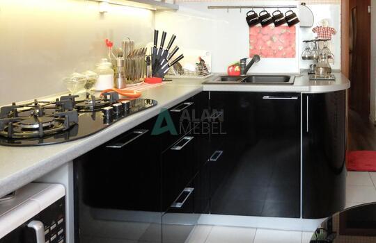 черная кухня из пластика в маленькую кухню на заказ по размерам 