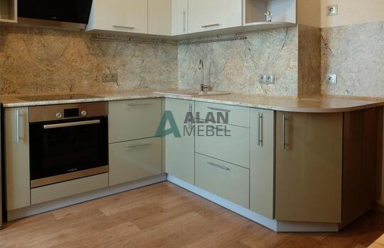 встроенная глянцева Г-образная кухня с белым верхом и серым низом по индивидуальному размеру 