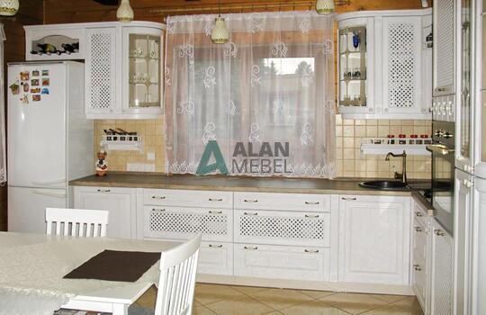 Классическая белая кухня из массива дерева на заказ 