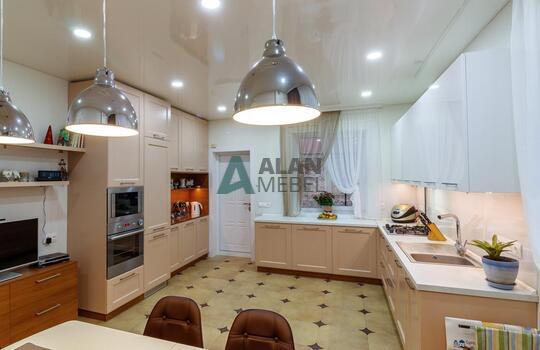 Кухня в частный дом в классическом стиле бежевого цвета с рамочными фасадаи на заказ 