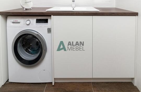 Кухня современная угловая с белым верхом и бежевым низом без ручек по индивидуальному размеру 