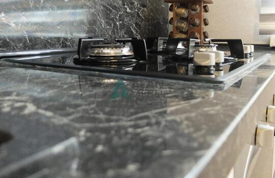 белая кухня с рамочными фасадами из МДФ со шпоном ясеня и столешницей под черный камень 