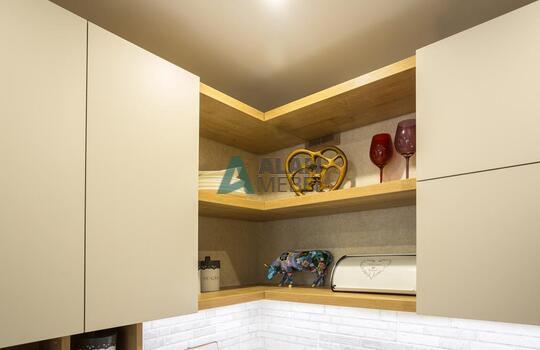 угловая акриловая кухня и ДСП под дерево в светлых отттенках и современном стиле на заказ 