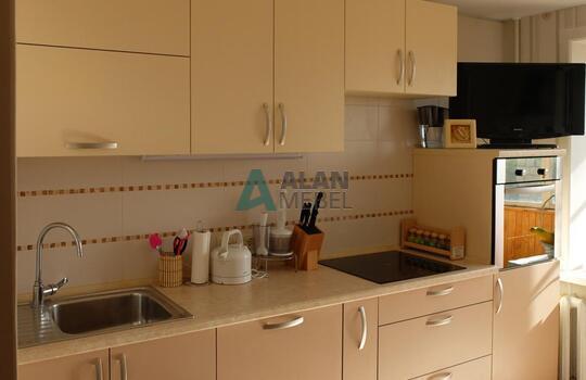 маленькая светлая прямая кухня из пластика с ручками по выгодной цене 