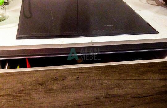 маленькая Г-образная кухня без ручек с белым верхом и темным низом по индивидуальному размеру в минске 