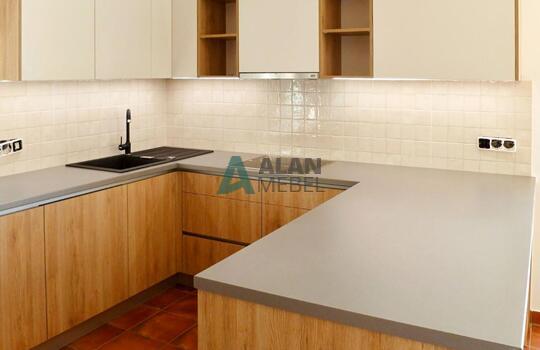 большая встроенная кухня под дерево светлого цвета в частный дом 