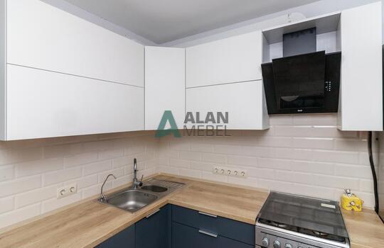 кухня углового типа в минималистичном стиле с белым верхом и серым низом без ручек по индивидуальному размеру 