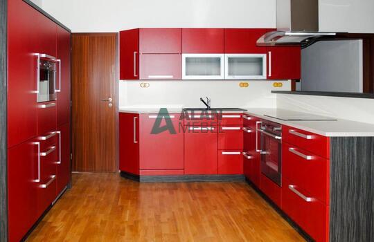 Кухня бордовая 