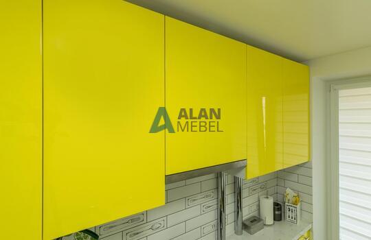 Желтая кухня без ручек со встроенной техникой 