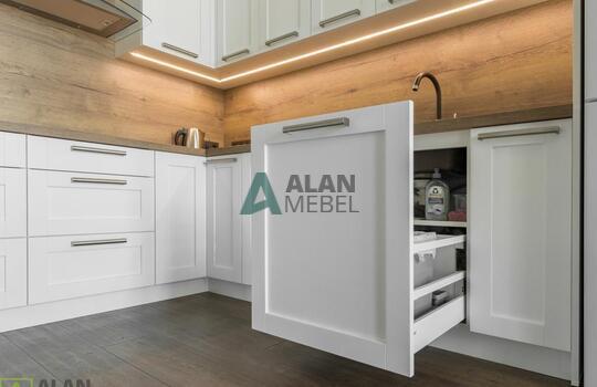 Кухня угловая с фасадами из натурального дерева, под потолок, столешница с еврозапилом 