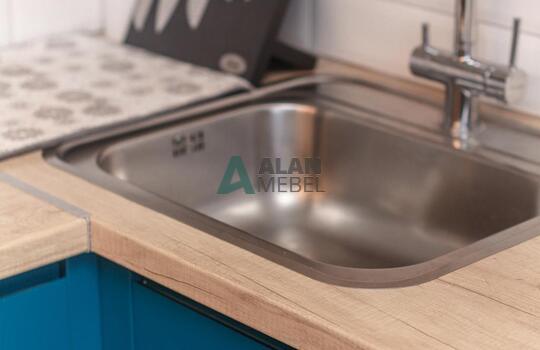 Встроенная кухня под дерево с островом в стиле лофт 