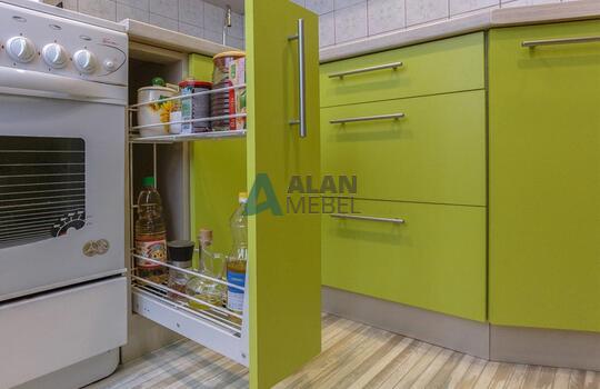 Г-образная кухня желтого цвета со столешницей под светлое дерево по индивидуальному размеру 