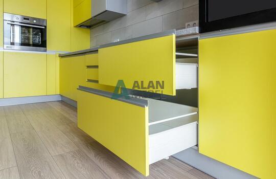 Угловая желтая кухня с фасадами из древесно стружечной плиты с доставкой в Минске 