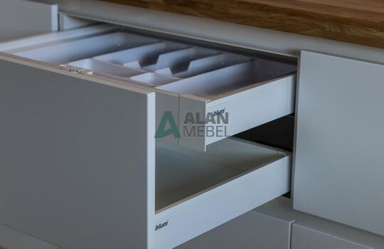 Современная угловая кухня до потолка 