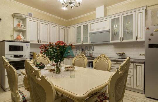 Угловая кухня из массива ясеня с патиной по индивидуальным размерам 