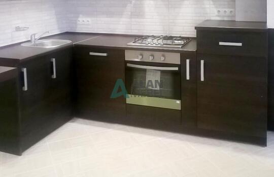 Кухня из древесно стружечной плиты черно белого цвета с барной стойкой по индивидуальным размерам 