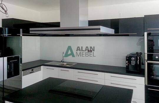 большая черно-белая кухня с глянцевыми фасадами и островом на заказ 