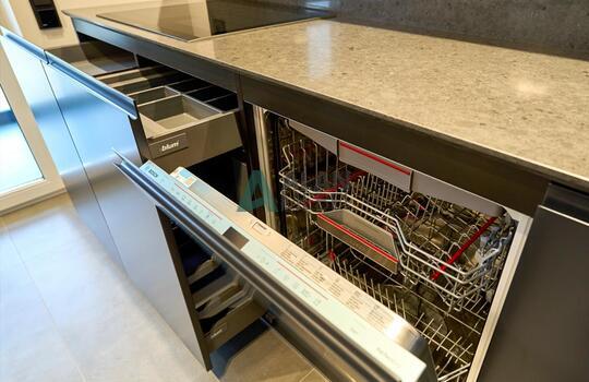 Современная кухня из шпона дуба, фасады шпон дуба и МДФ крашенный  