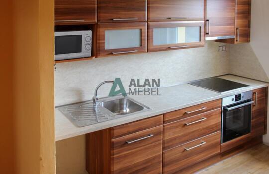 прямая кухня с матовыми фасадами под натуральное дерево и светлой столешницей 