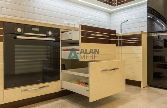 Стильная угловая кухня кухня, фасады МДФ глянцевый со вставками из натурального шпона под лаком 