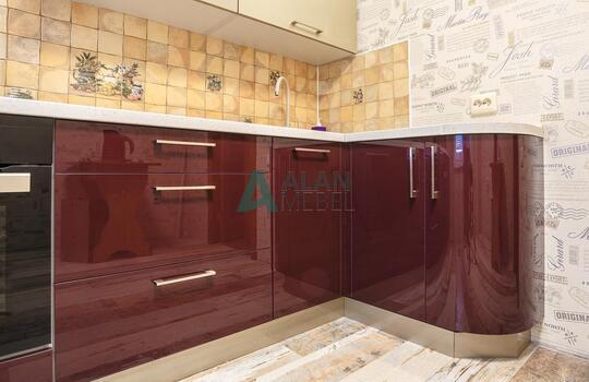 глянцевая акриловая кухня с темным низом и светлым верхом на заказ в квартиру 