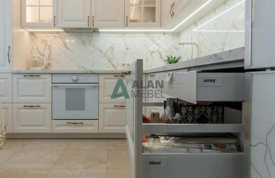 Классическая кухня из массива ясеня 