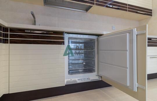 угловая кухня глянцевая со вставками натурального шпона под лаком на заказ 