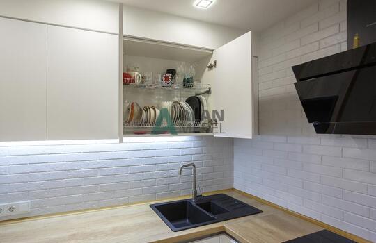 стильная прямая акриловая кухня белого цвета без ручек на заказ в минске 