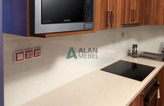 угловая кухня с фасадами из МДФ со шпоном под темное дерево и светлой столешницей 