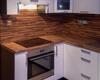Г-образная кухня маленького размера с фасадами белого цвета и столешницей под натуральное дерево на заказ в минске 2