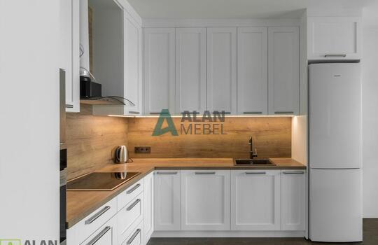 Кухня угловая с фасадами из натурального дерева, под потолок, столешница с еврозапилом 