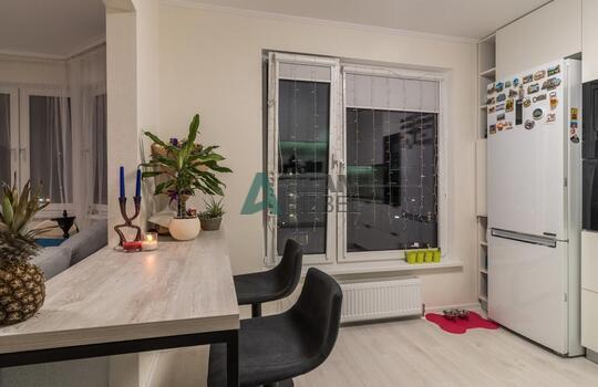 Угловая светлая кухня с фасадами из древесно стружечной плиты EGGER с доставкой в Минске 