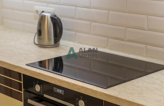 Стильная угловая кухня кухня, фасады МДФ глянцевый со вставками из натурального шпона под лаком 